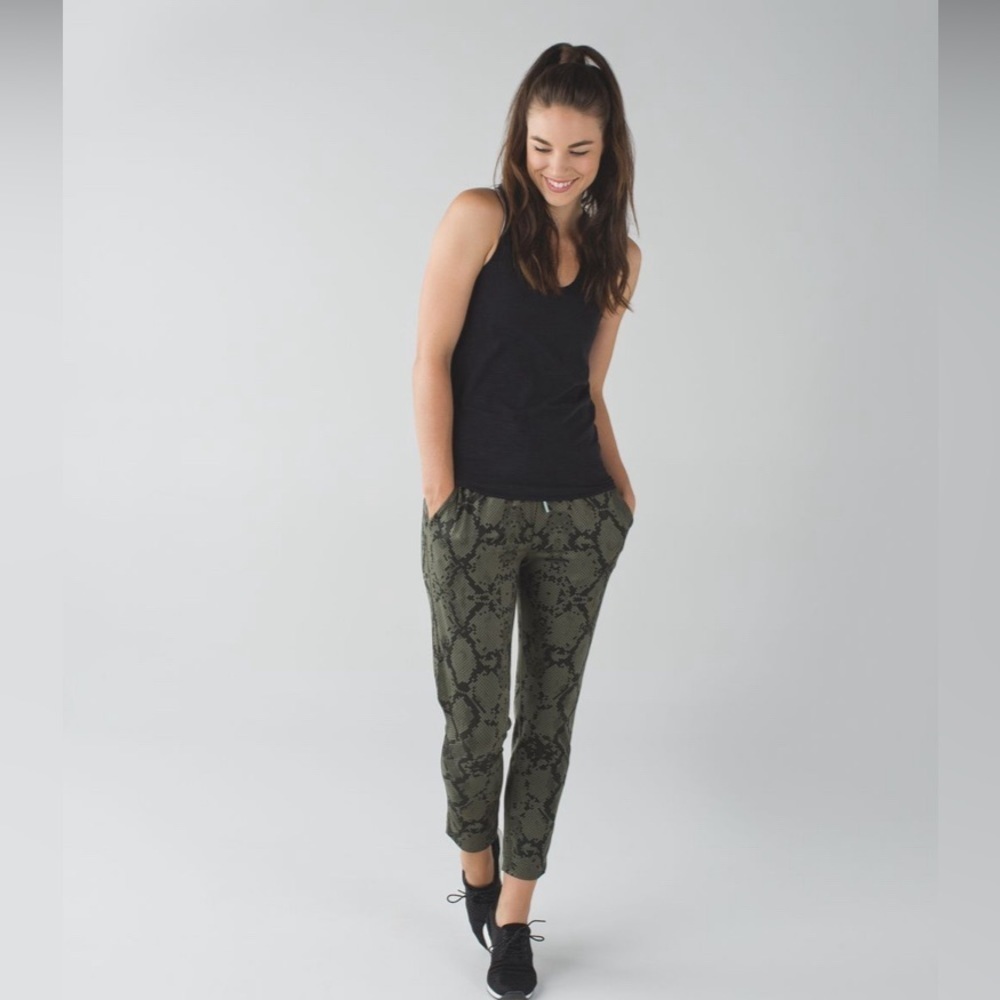 Lululemon Jet Crop Luxtreme  Track Pant Ziggy Snake Fatigue Gator Green SZ 6